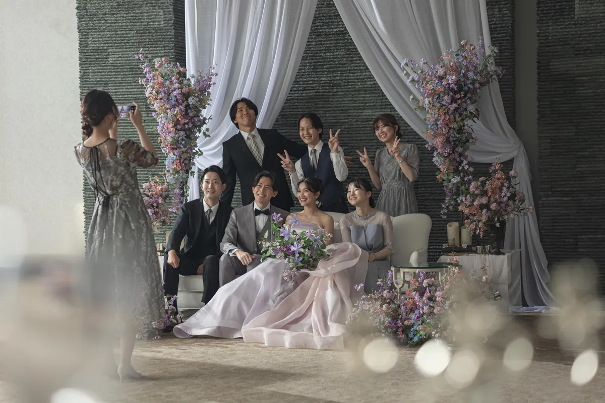 会場オペラの高砂で友人と過ごす新郎新婦