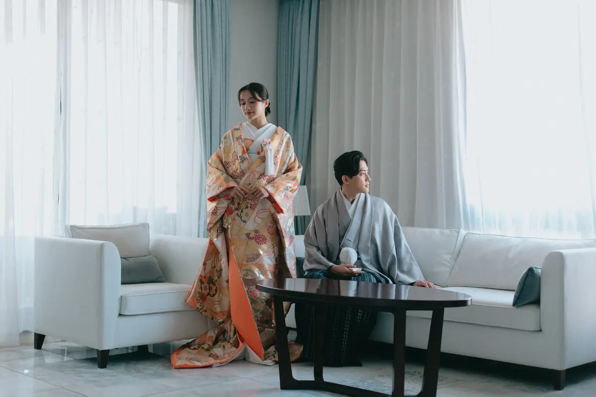 色打掛と紋付袴の新郎新婦