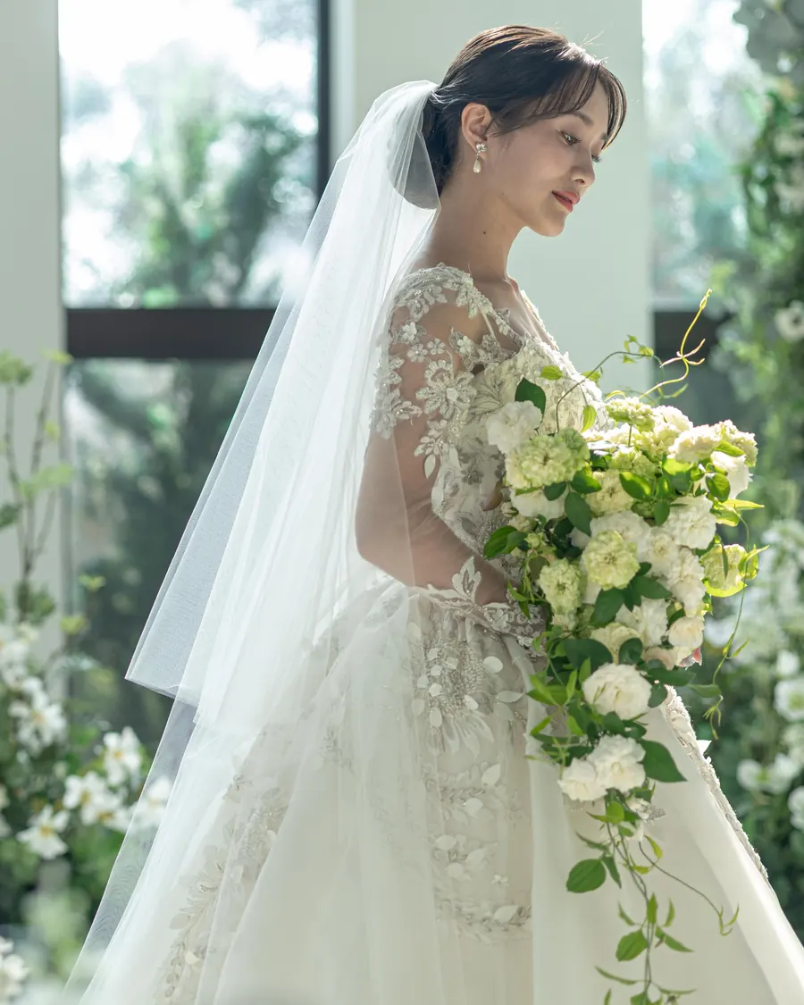レースのウエディングドレス姿の新婦